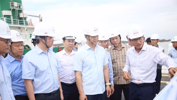 Bí thư Tỉnh ủy Quảng Trị Vương Quốc Tuấn cùng lãnh đạo Ủy ban nhân dân tỉnh Quảng Trị kiểm tra tiến độ dự án Khu bến cảng quốc tế Mỹ Thủy. (Ảnh: LÂM QUANG HUY)