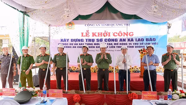 Ban giám đốc Công an Quảng Trị cùng lãnh đạo tỉnh thực hiện nghi thức khởi công xây dựng trụ sở Công an xã Lao Bảo. (Ảnh: LÂM QUANG HUY)