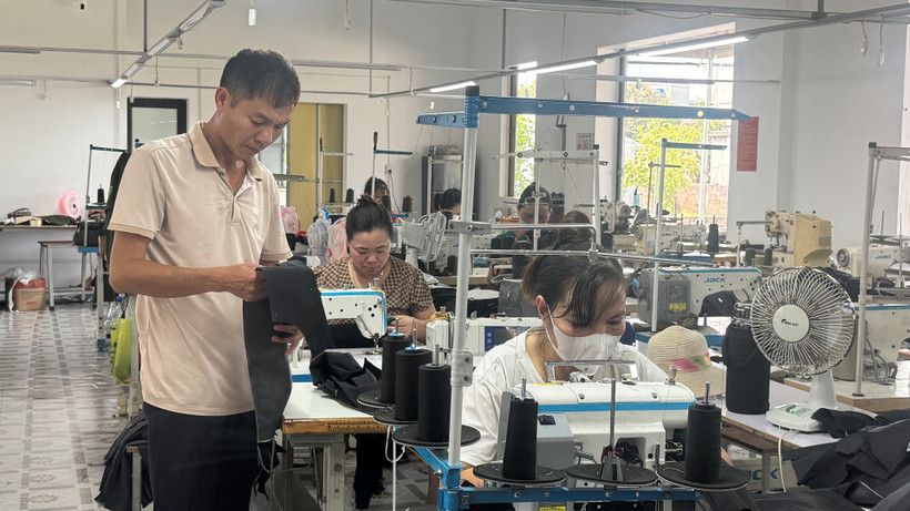 Xưởng may của gia đình anh Nguyễn Văn Hùng (Hưng Yên) tạo việc làm cho nhiều phụ nữ trong thôn xóm.