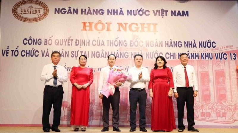 Phó Thống đốc Nguyễn Ngọc Cảnh chúc mừng Ban Giám đốc Ngân hàng Nhà nước Khu vực 13.