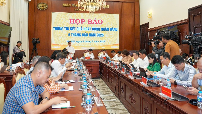 Toàn cảnh cuộc họp báo. 
