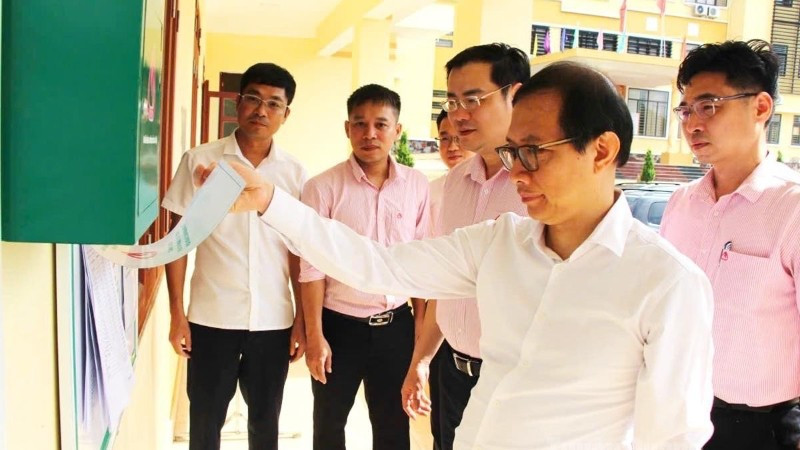 Phó Vụ trưởng Vụ Định chế tài chính Nguyễn Việt Hưng cùng đoàn công tác kiểm tra Ngân hàng Chính sách xã hội niêm yết công khai thông tin tín dụng chính sách tại xã Yên Sơn.