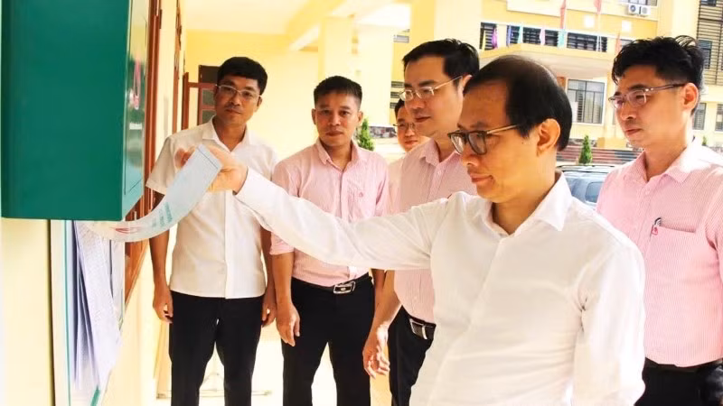 Phó Vụ trưởng Vụ Định chế tài chính Nguyễn Việt Hưng cùng đoàn công tác kiểm tra Ngân hàng Chính sách xã hội niêm yết công khai thông tin tín dụng chính sách tại xã Yên Sơn.