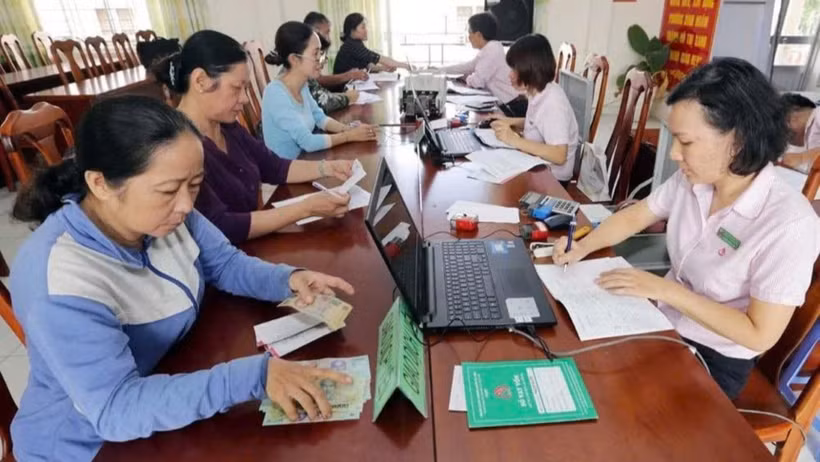 Người dân giao dịch tại Điểm giao dịch của Ngân hàng Chính sách xã hội An Giang.