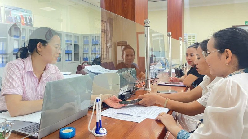 Các điểm giao dịch của Ngân hàng Chính sách xã hội Anh Sơn tích cực giúp dân vay vốn ưu đãi phát triển sản xuất.