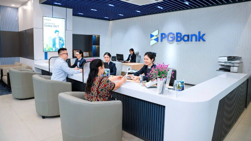 Giao dịch khách hàng tại chi nhánh ngân hàng PGBank.