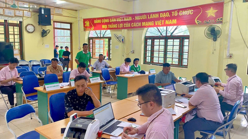 Giao dịch khách hàng tại Điểm giao dịch của Ngân hàng Chính sách xã hội tỉnh Cao Bằng.