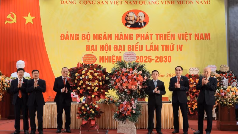 Phó Thủ tướng Chính phủ Hồ Đức Phớc chúc mừng Đại hội Đảng bộ Ngân hàng Phát triển Việt Nam.