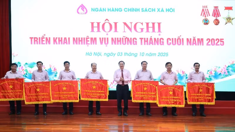 Tổng Giám đốc Dương Quyết Thắng trao tặng Cờ thi đua của Ngân hàng Nhà nước năm 2024 cho các đơn vị trong hệ thống Ngân hàng Chính sách xã hội.