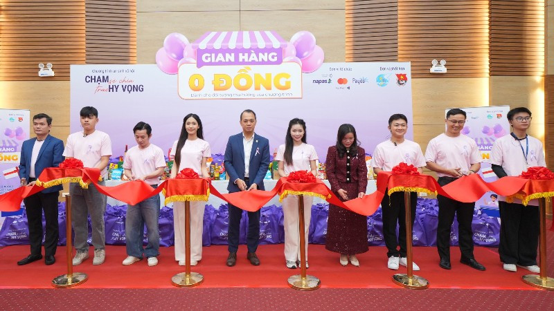 Các đại biểu cắt băng khai trương “Gian hàng 0 đồng”. 