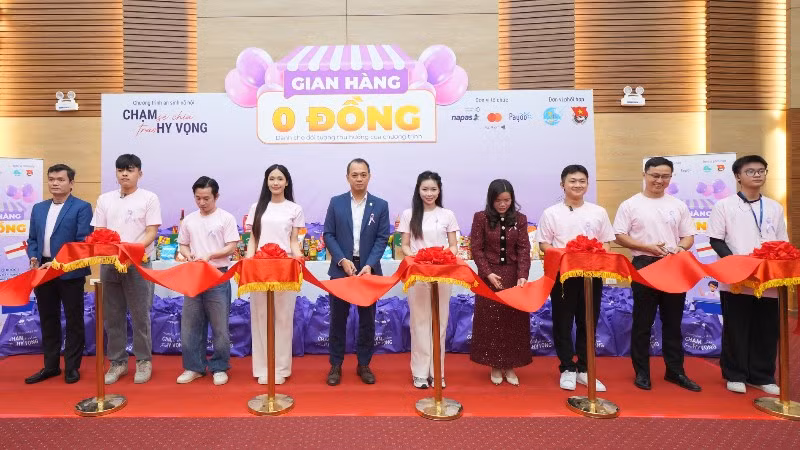 Các đại biểu cắt băng khai trương “Gian hàng 0 đồng”. 
