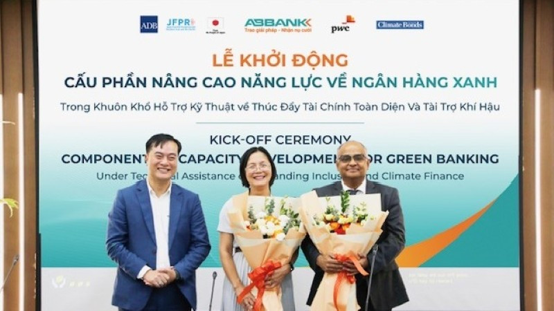Đại diện ABBANK tặng hoa cho ông Shantanu Chakraborty - Giám đốc quốc gia của ADB tại Việt Nam và bà Đinh Thị Quỳnh Vân - Chủ tịch Công ty TNHH PwC Việt Nam.