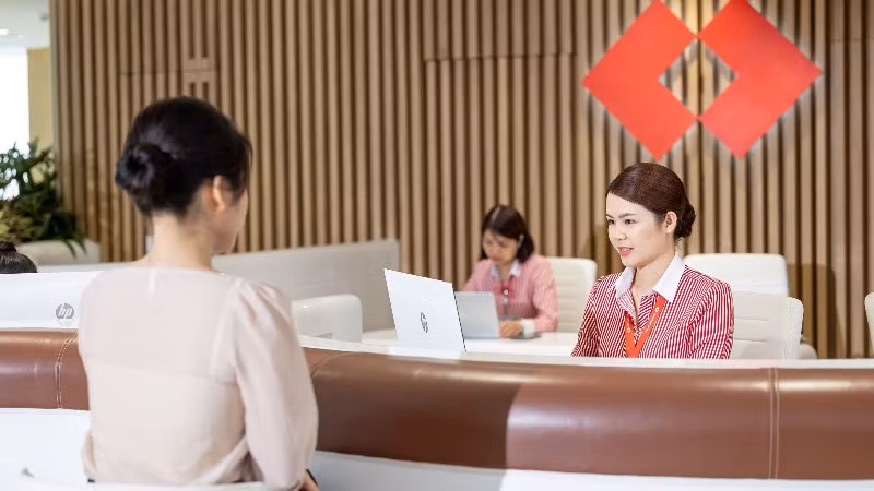 Giao dịch khách hàng tại chi nhánh ngân hàng Techcombank.