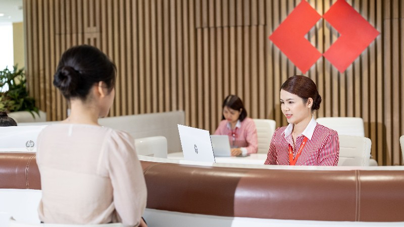 Giao dịch khách hàng tại chi nhánh ngân hàng Techcombank.