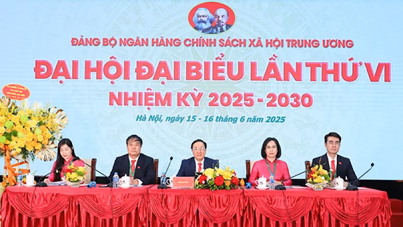 Đoàn Chủ tịch điều hành Đại hội.