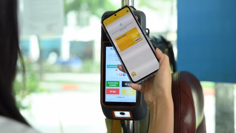 Thanh toán không tiếp xúc bằng thẻ ATM nội địa tại xe buýt Thành phố Hồ CHí Minh.