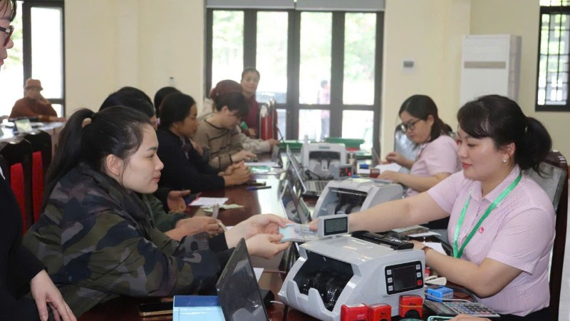 Giao dịch tại điểm giao dịch của Phòng Giao dịch Ngân hàng Chính sách xã hội Chợ Đồn.
