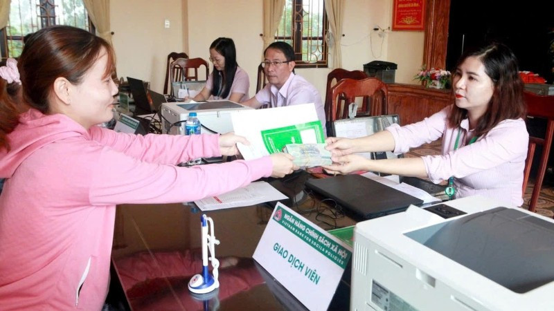 Giao dịch tại điểm giao dịch Ngân hàng chính sách xã hội Ninh Bình.
