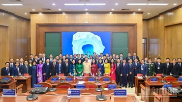 Tổng Bí thư Tô Lâm với các học viên Lớp bồi dưỡng, cập nhật kiến thức, kỹ năng đối với cán bộ quy hoạch Ủy viên Ban Chấp hành Trung ương Đảng khóa XIV (lớp thứ 4). 