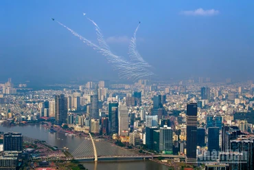 Tác phẩm: Vươn mình; Tác giả: Nguyễn Tiến Anh Tuấn (Hình ảnh biên đội 3 chiếc SU-30MK2 của không quân Việt Nam bay biểu diễn, thả đạn nhiễu rực sáng trên bầu trời Thành phố Hồ Chí Minh trong dịp Lễ kỷ niệm 50 năm Ngày Giải phóng miền nam, thống nhất đất nước, như thể hiện một sức sống mạnh mẽ của dân tộc, khẳng định chủ quyền với bầu trời tự do, sự vươn mình trong kỷ nguyên mới của thành phố mang tên Bác nói riêng và Việt Nam nói chung). 