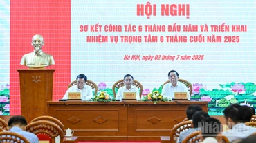 Thường trực Ban Bí thư Trần Cẩm Tú cùng các đồng chí lãnh đạo chủ trì hội nghị.