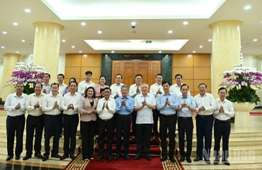 Thường trực Ban Bí thư Trần Cẩm Tú cùng các đồng chí Bộ Chính trị, Ban Bí thư và các đại biểu với Ban Thường vụ Tỉnh ủy Vĩnh Long.