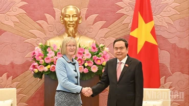 Chủ tịch Quốc hội Trần Thanh Mẫn và Đại sứ Australia Gillian Bird.