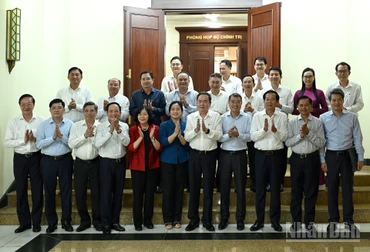 Chủ tịch Quốc hội Trần Thanh Mẫn cùng các đồng chí Bộ Chính trị, Ban Bí thư và các đại biểu với Ban Thường vụ Thành ủy Cần Thơ.