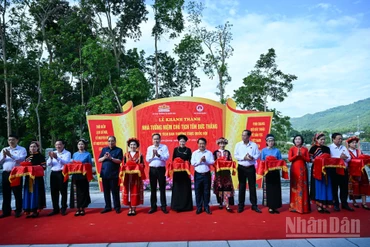Chủ tịch Quốc hội Trần Thanh Mẫn cùng các đồng chí lãnh đạo, nguyên lãnh đạo Quốc hội và lãnh đạo tỉnh Tuyên Quang cắt băng khánh thành Nhà tưởng niệm Chủ tịch Tôn Đức Thắng.