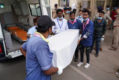 Chuyển thi thể nạn nhân trong vụ tai nạn máy bay của hãng hàng không Air India tới bệnh viện ở Ahmedabad, Gujarat, Ấn Độ, ngày 13/6. (Ảnh: THX/TTXVN)