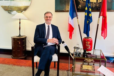 Đại sứ Cộng hòa Pháp tại Việt Nam Olivier Brochet chia sẻ với phóng viên Báo Nhân Dân. (Ảnh: HẢI YẾN)