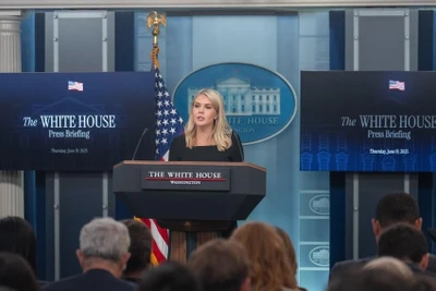 Thư ký báo chí Nhà Trắng Karoline Leavitt đưa ra thông báo trong cuộc họp báo tại Nhà Trắng ngày 19/6. (Ảnh: Tân Hoa xã)