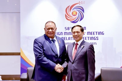 Phó Thủ tướng, Bộ trưởng Ngoại giao Bùi Thanh Sơn gặp Bộ trưởng Ngoại giao và Hợp tác Timor Leste Bendito dos Santos Freitas. (Ảnh: BNG)