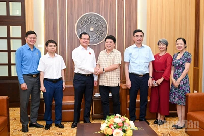 Đoàn Tổng Liên đoàn Lao động Việt Nam tới thăm và chúc mừng Báo Nhân Dân nhân Kỷ niệm 100 năm Báo chí cách mạng Việt Nam. (Ảnh: THẾ ĐẠI)