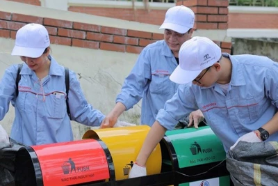 Phân loại rác thải sinh hoạt trên hè phố. (Ảnh: TRUNG TUYẾN)