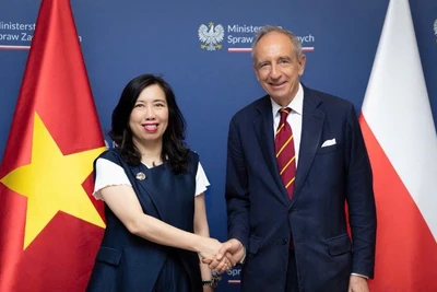 Thứ trưởng Ngoại giao Lê Thị Thu Hằng và Quốc vụ Khanh Bộ Ngoại giao Ba Lan Władysław Teofil Bartoszewski. (Ảnh: BNG)