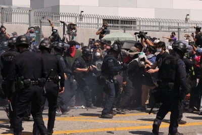Cảnh sát cố gắng giải tán người biểu tình tại Los Angeles, bang California, ngày 8/6/2025. (Ảnh: Tân Hoa xã)