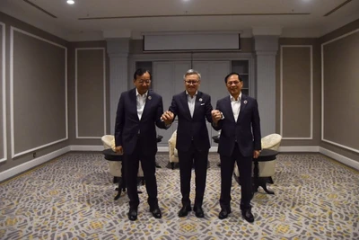 Phó Thủ tướng, Bộ trưởng Ngoại giao Bùi Thanh Sơn đã có cuộc ăn sáng làm việc với Phó Thủ tướng, Bộ trưởng Ngoại giao và Hợp tác quốc tế Campuchia Prak Sokhonn và Bộ trưởng Ngoại giao Lào Thoongsavan Phomvihan. (Ảnh: BNG)