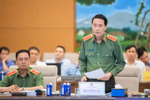 Thượng tướng Lê Quốc Hùng, Thứ trưởng Bộ Công an cùng đồng chí Thiếu tướng Phạm Công Nguyên, Cục trưởng V03 thẩm tra Bộ luật hình sự tại phiên họp toàn thể lần thứ 3 của Uỷ ban Pháp luật và tư pháp, năm 2025