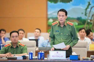 Thượng tướng Lê Quốc Hùng, Thứ trưởng Bộ Công an cùng đồng chí Thiếu tướng Phạm Công Nguyên, Cục trưởng V03 thẩm tra Bộ luật hình sự tại phiên họp toàn thể lần thứ 3 của Uỷ ban Pháp luật và tư pháp, năm 2025