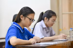 Thí sinh tham dự kỳ thi tuyển sinh vào lớp 10 Hà Nội (Ảnh: THẾ ĐẠI)