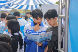 Thí sinh tìm hiểu thông tin về Trường đại học Giao thông vận tải trong mùa tuyển sinh năm 2026. 