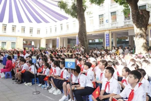Học sinh Trường trung học cơ sở Trưng Vương đón năm học mới. (Ảnh: NGUYÊN ANH)