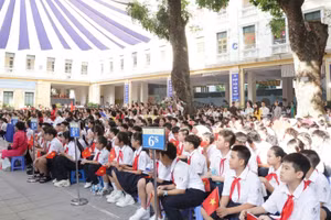 Học sinh Trường trung học cơ sở Trưng Vương đón năm học mới. (Ảnh: NGUYÊN ANH)