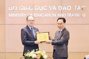 Quyền Bộ trưởng Giáo dục và Đào tạo Hoàng Minh Sơn trao Kỷ niệm chương "Vì sự nghiệp Giáo dục" cho Đại sứ đặc mệnh toàn quyền Liên bang Nga tại Việt Nam Bezdetko Gennady Stepanovich. 