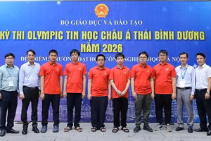 Sáu thí sinh (mặc áo đỏ) đoạt Huy chương Vàng và Bạc Olympic Tin học châu Á-Thái Bình Dương năm 2026.