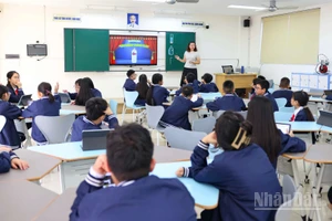 Giáo viên giảng dạy trong một tiết học tại Trường trung học cơ sở Ngô Sĩ Liên (Hà Nội) (Ảnh: ĐẠI THẮNG)