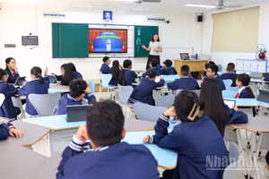 Giáo viên giảng dạy trong một tiết học tại Trường trung học cơ sở Ngô Sĩ Liên (Hà Nội) (Ảnh: ĐẠI THẮNG)