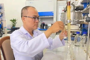 Cán bộ Viện Công nghệ tiên tiến (Viện Hàn lâm Khoa học và Công nghệ Việt Nam) kiểm tra các hoạt chất chiết xuất từ cây trâm bầu ba lá. (Ảnh: Hiếu Phát)