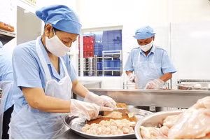 Khu vực chế biến thực phẩm tại bếp ăn. (Ảnh minh họa: ANH ĐÀO)